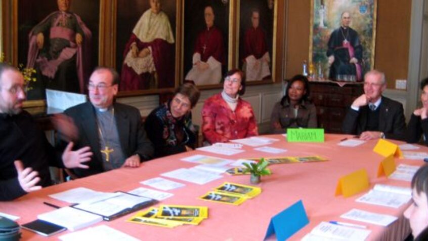 Huit adultes, baptisés à Pâques, à l’évêché de Namur