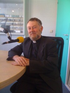 Mgr Jean Kockerols dans le studio de la radio RCF Bruxelles Mgr Jean Kockerols dans le studio de la radio RCF Bruxelles