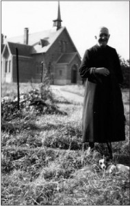 l'abbé Squelard devant son église