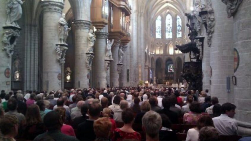 De nombreux fidèles pour la célébration des 6 ans de pontificat de Benoît XVI