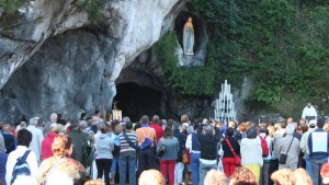 Pèlerinage à la grotte de Lourdes Pèlerinage à la grotte de Lourdes