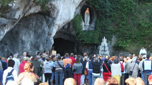 Pèlerinage à la grotte de Lourdes