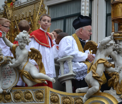 Sur le Car d’Or à la Procession de Mons