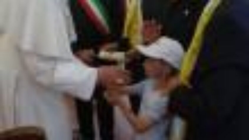 Le cadeau des enfants à Benoît XVI