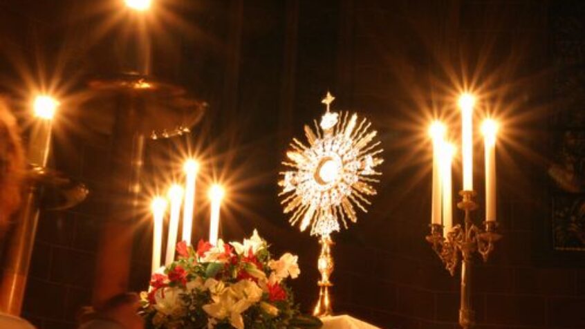 60 heures d&rsquo;adoration pour les 60 ans de sacerdoce de Benoît XVI