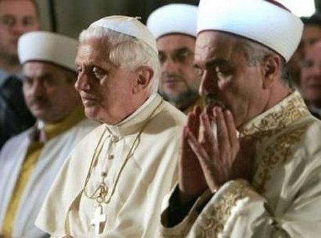 Benoît XVi Mosquée bleue Istanbul 2006