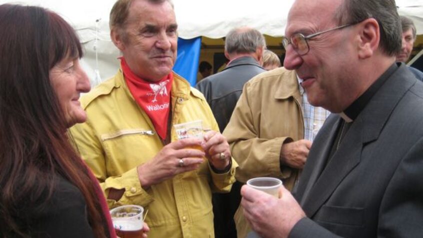 Fêtes de Wallonie : L&rsquo;évêque prend l&rsquo;apéro avec les Namurois