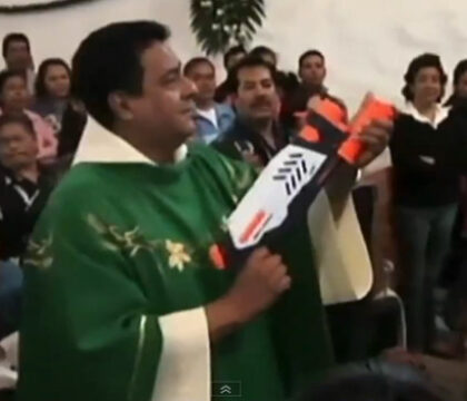 L’histoire d’un prêtre mexicain et de son pistolet à eau bénite…