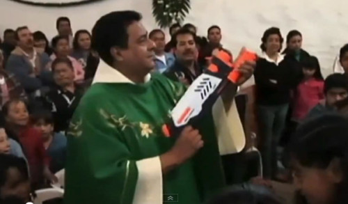prêtre mexicain avec un pistolet à eau bénite