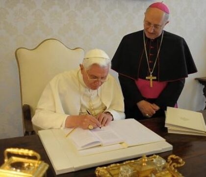 La diffusion des textes du pape doit passer par la Secrétairerie d&rsquo;Etat