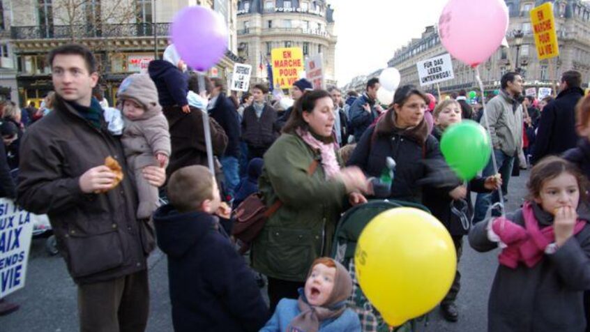 Les mouvements européens pour la vie place Saint-Pierre