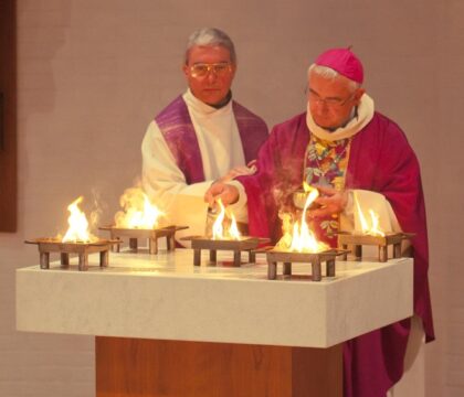 Nouvel autel, nouvel ambon pour le Carmel de Profondval
