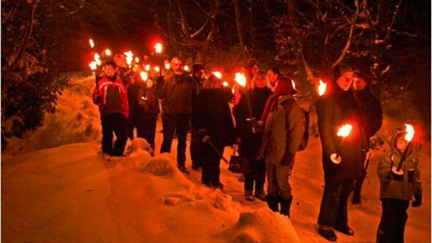 Une marche aux flambeaux dans le village de Maredret
