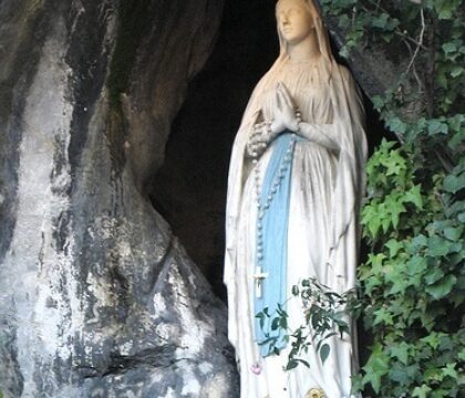 Lourdes : « Allez boire à la fontaine et vous y laver »