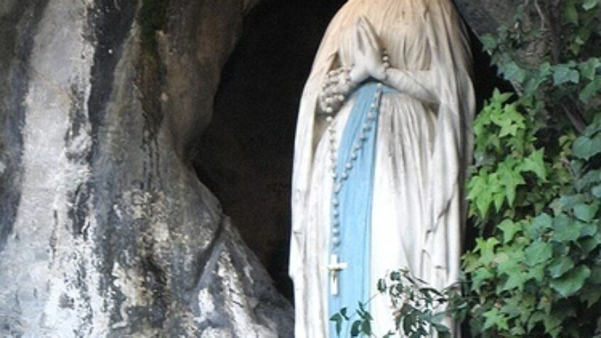 Lourdes : « Allez boire à la fontaine et vous y laver »