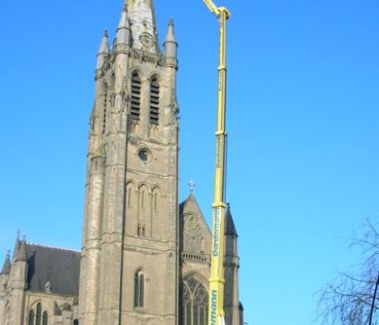L&rsquo;église Saint-Martin d&rsquo;Arlon s&rsquo;entoure d&rsquo;échafaudages