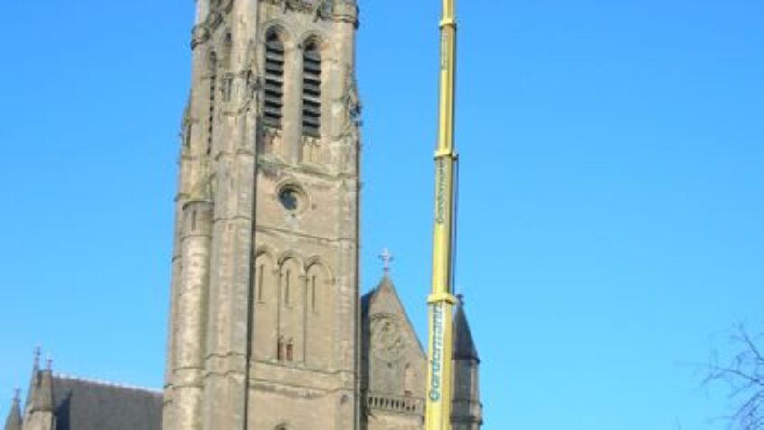 L&rsquo;église Saint-Martin d&rsquo;Arlon s&rsquo;entoure d&rsquo;échafaudages