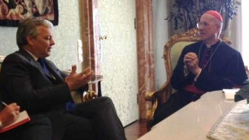 Didier Reynders  et le cardinal Bertone en face à face
