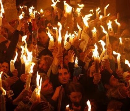 Jérusalem: Les orthodoxes célèbrent le « feu sacré »