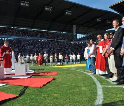 20.000 catholiques remplissent un stade de foot