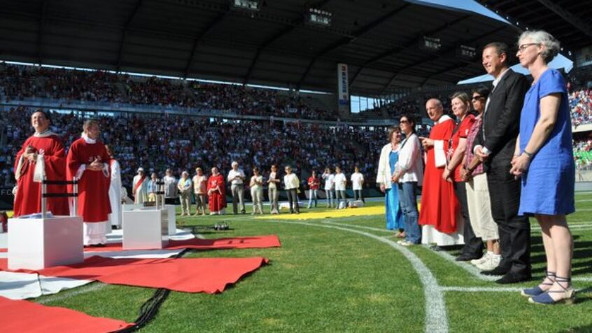20.000 catholiques remplissent un stade de foot