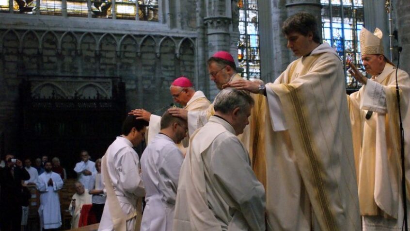 «Le célibat est un don que l&rsquo;Église latine conserve», assure le pape