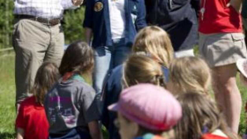 Le Prince Philipe chez les Guides Catholiques