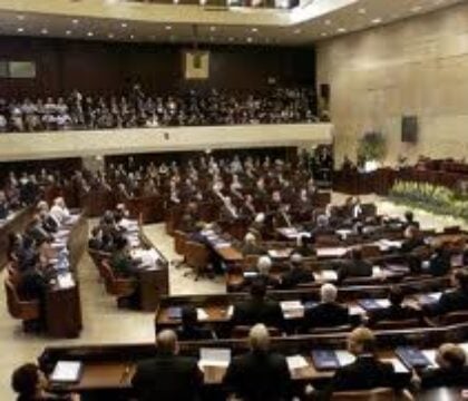 Un député israélien déchire le Nouveau testament