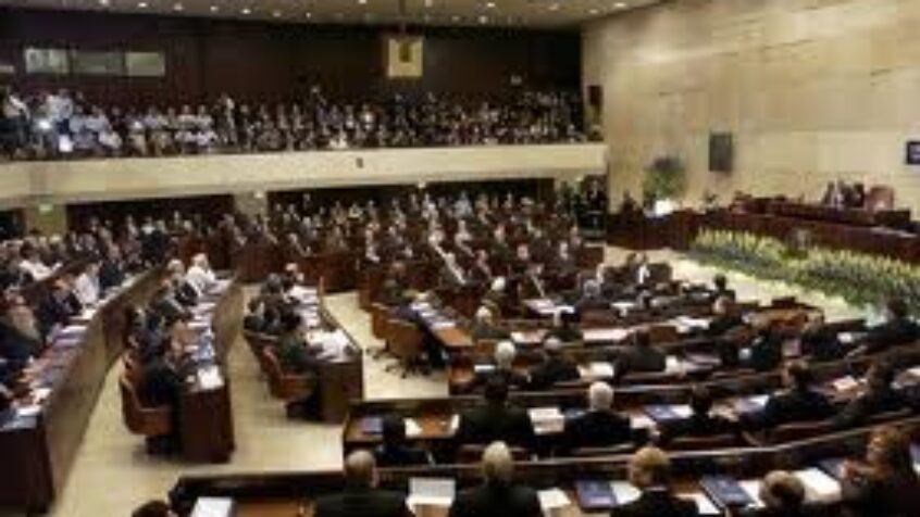 Un député israélien déchire le Nouveau testament