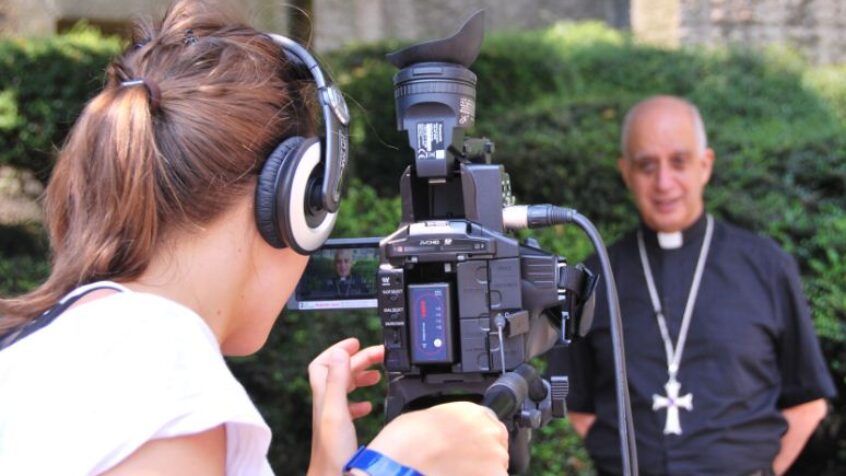 François : Les médias pêchent par désinformation, calomnie et diffamation