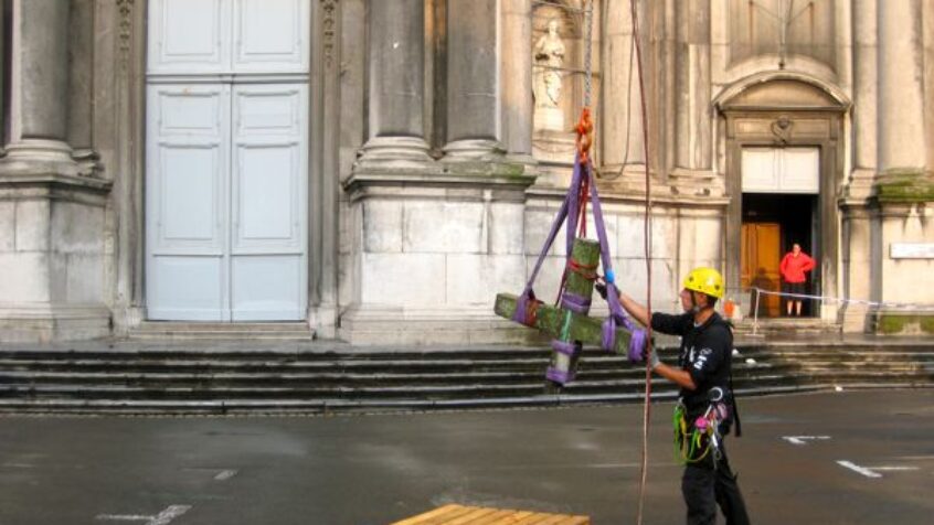 Saint-Aubain à Namur : La statue de Jésus a perdu sa croix !