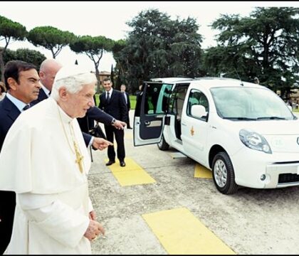 Le pape roule en ’Kangoo’… électrique