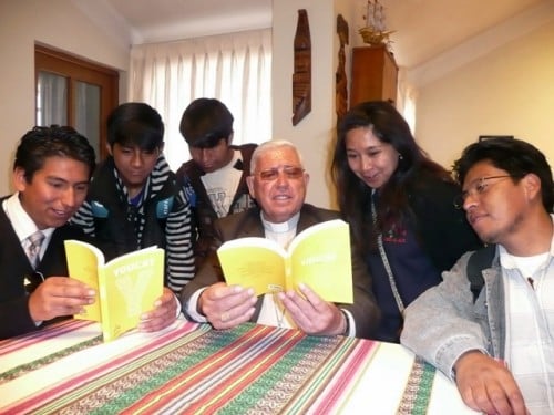 BOLIVIA / NATIONAL 12/00441Sending 25.000 YOUCATs for all the dioceses of BoliviaINTERNATIONAL 12/00906 Printing 50.000 YOUCATs for Latin AmericaOn the photo: S E Mons Jesús Juárez, bishop of El Alto, Bolivia, presenting and discussing the YOUCAT with youngsters of his Diocese. *** Local Caption *** ACN NEWS of Reinhard Backes, 01 Novmeber 2012