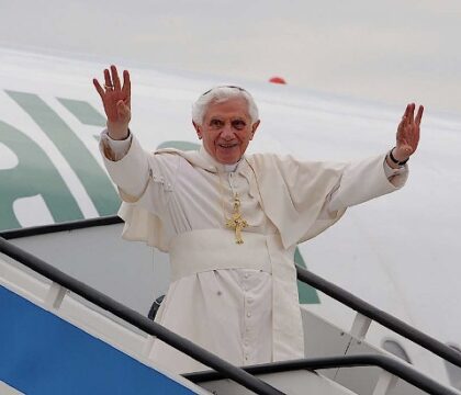 La démission papale fait le tour du monde