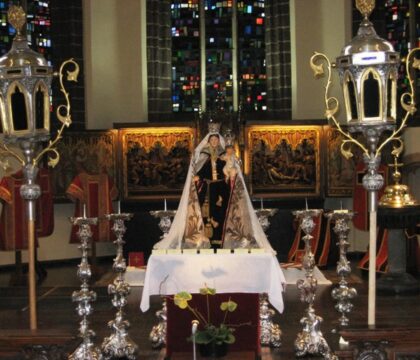 Faut-il conserver les ornements liturgiques ?