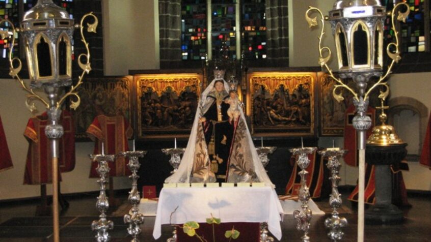 Faut-il conserver les ornements liturgiques ?