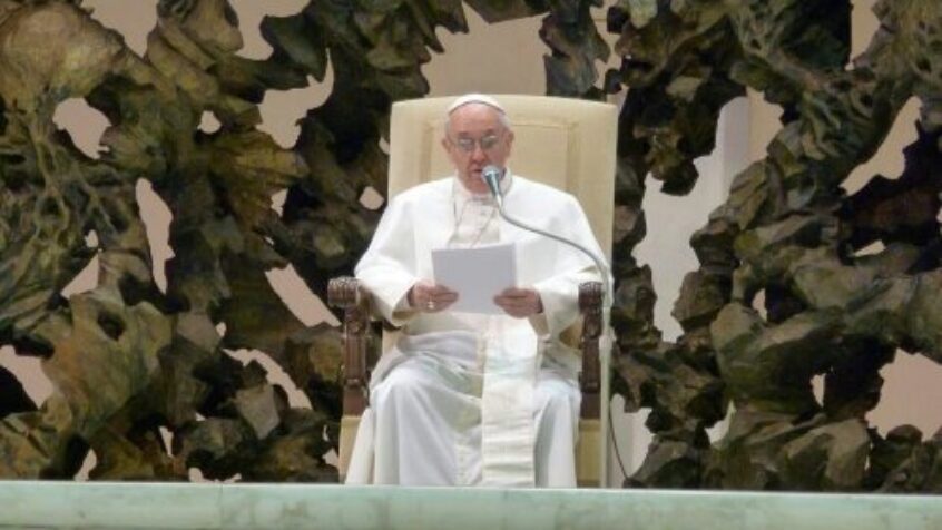 « Ah, comme je voudrais une Eglise pauvre », lance le pape François aux journalistes