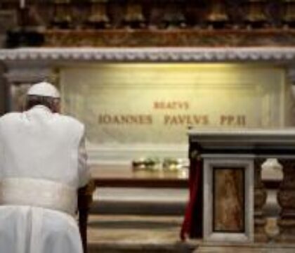Le pape François sur la tombe de Jean-Paul II