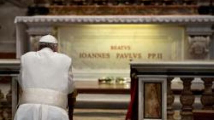 Le pape François sur la tombe de Jean-Paul II