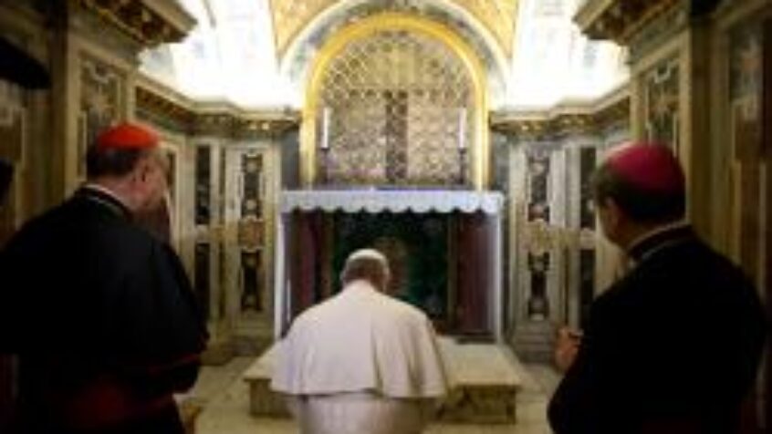 Le pape a prié sur la tombe de Saint-Pierre