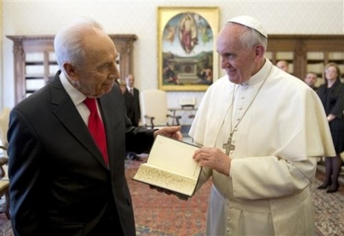Shimon-Peres-a-invite-le-pape-Francois-en-Israel_article_popin