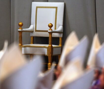 Le fauteuil vide du pape