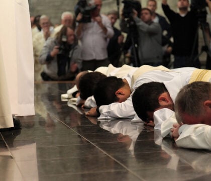 Un nouveau document du Vatican veut remettre “au centre“ la formation sacerdotale
