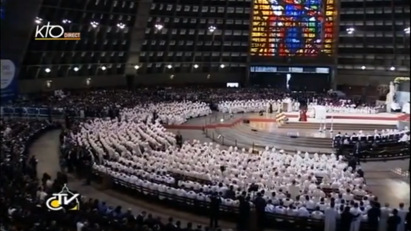 Aux évêques et au clergé, le pape demande d’aller à « contre-courant »