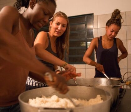 Vidéo: Les JMJistes Belges auprès des démunis