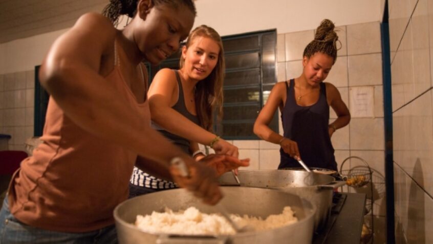 Vidéo: Les JMJistes Belges auprès des démunis