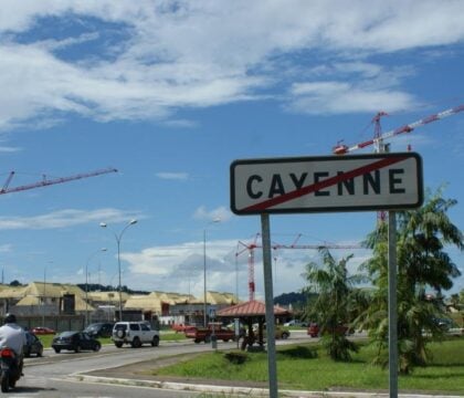 Guyane: 700 jeunes Français bloqués suite à une panne d&rsquo;avion