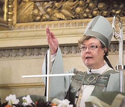 Angleterre: La question des femmes évêques à nouveau débattue