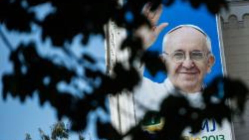 Le pape invite à ne pas exclure les jeunes et les personnes âgées