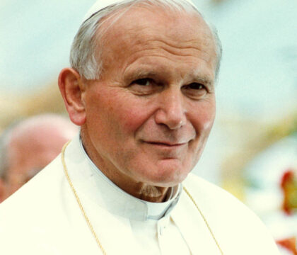 Ali Agça a fleuri la tombe de Jean-Paul II